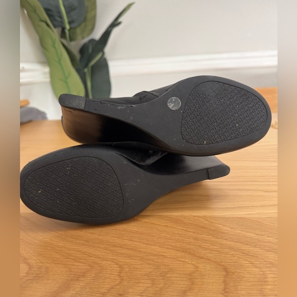 Tory Burch Black Leather Wedge Ankle Boots- Bootie– Size 8M - Picture 7 of 9